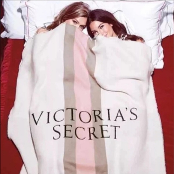 NWT Victoria's Secret Luxurious Super Soft Throw - Picture 10 of 10
